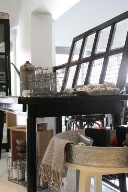 שולחן תצוגה נפתח מעץ עם רשת בעיצוב אדם גזלה להשיג באחוזת בית 1 תל אביב